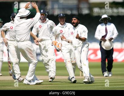 Cricket - npower First Test - England / Pakistan - Lord's. Der englische Monty Panesar feiert das Wicket Stockfoto