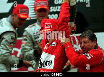 Michael Schumacher feiert seinen Rennen- und Weltmeisterschaftssieg Ferrari-Teamchef Jean Todt (r) mit Champagner besprühen Stockfoto