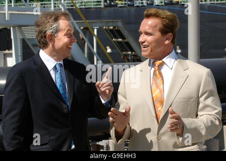 Der britische Premierminister Tony Blair trifft den kalifornischen Gouverneur Arnold Schwarzenegger vor seinem Treffen über internationale Treibhausgasemissionen in der BP-Ölraffinerie im Hafen von Los Angeles während seines viertägigen Besuchs von Herrn Blairs in Kalifornien. Stockfoto