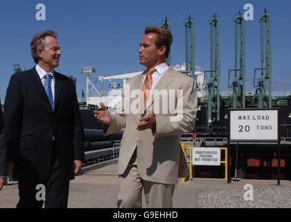 Der britische Premierminister Tony Blair trifft den kalifornischen Gouverneur Arnold Schwarzenegger vor seinem Treffen über internationale Treibhausgasemissionen in der BP-Ölraffinerie im Hafen von Los Angeles während seines viertägigen Besuchs von Herrn Blairs in Kalifornien. Stockfoto