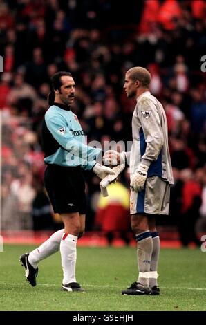 Fußball - FA Carling Premiership - Arsenal / Aston Villa. Arsenal-Torhüter David Seaman (l) schüttelt sich die Hände mit seinem potenziellen englischen Nachfolger, David James von Aston Villa (r) Stockfoto