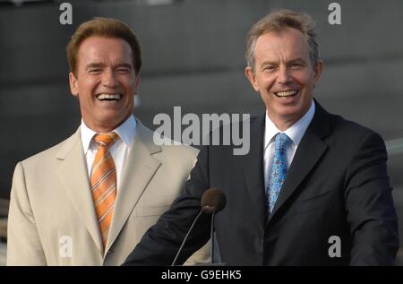 Der britische Premierminister Tony Blair und der kalifornische Gouverneur Arnold Schwarzenegger halten am Montag während Blairs viertägiger Reise nach Kalifornien eine Pressekonferenz in der BP-Ölraffinerie im Hafen von Los Angeles ab. Stockfoto