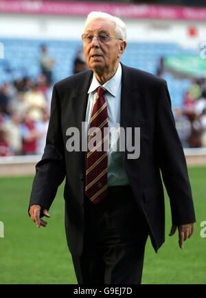 Doug Ellis, Vorsitzender der Aston Villa, nach einer Pressekonferenz im Villa Park, Birmingham. Stockfoto