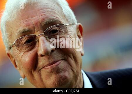 Doug Ellis, Vorsitzender der Aston Villa, nach einer Pressekonferenz im Villa Park, Birmingham. Stockfoto