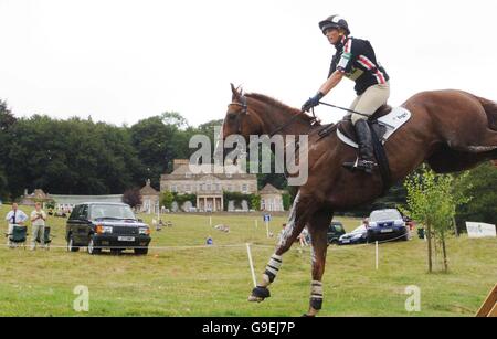 Zara Phillips auf Ardfield Magic Star passiert das Haus im Gatcombe Park - dem Haus ihrer Mutter, der Prinzessin Royal -, während sie in einem Cross Country Abschnitt beim Festival of British Eventing antritt. Stockfoto