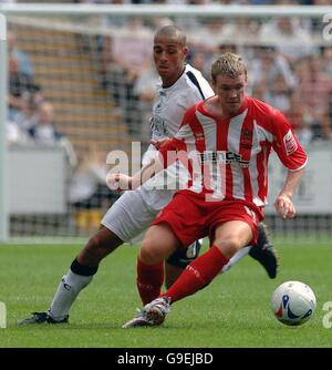 Fußball - Coca-Cola League ein Spiel - Swansea gegen Cheltenham.. Darren Pratley von Swansea (links) kämpft mit Grant McCann von Cheltenham Town während des Coca-Cola League One-Spiels im Vetch Field, Swansea. Stockfoto