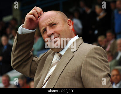 Fußball - Coca-Cola Football League Two - Chester City / Accrington Stanley - Deva Stadium. John Coleman, Manager von Accrington Stanley, kratzt sich am Kopf, während seine Seite ein Tor nach unten geht Stockfoto