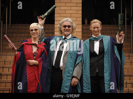 (V.l.) Eurythmics-Sängerin Annie Lennox, Komiker Billy Connolly und Schauspielerin Tilda Swinton nach ihren Ehrentitel von der Royal Scottish Academy of Music and Drama in Glasgow zu sammeln. Stockfoto