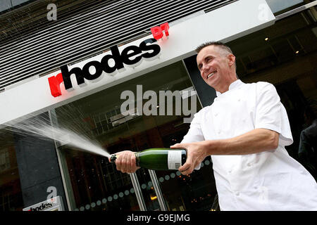 Starkoch Gary Rhodes eröffnet seine neue Brasserie mit 250 Sitzplätzen, Rhodes D7, im Capel Building in Dublin. Stockfoto