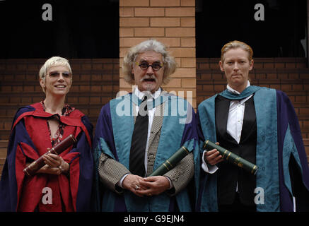 (V.l.) Eurythmics-Sängerin Annie Lennox, Komiker Billy Connolly und Schauspielerin Tilda Swinton nach ihren Ehrentitel von der Royal Scottish Academy of Music and Drama in Glasgow zu sammeln. Stockfoto