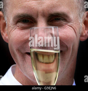 Starkoch Gary Rhodes eröffnet seine neue Brasserie mit 250 Sitzplätzen, Rhodes D7, im Capel Building in Dublin. Stockfoto