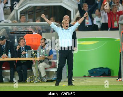 Fußball - FIFA Fußball-Weltmeisterschaft 2006 Deutschland - 3. Platz Play-Off - Deutschland gegen Portugal - Gottlieb-Daimler-Stadion. Deutschlands Trainer Jurgen Klinsmann feiert das 3. Tor von Bastian Schweinsteiger Stockfoto