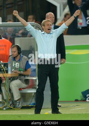 Fußball - FIFA Fußball-Weltmeisterschaft 2006 Deutschland - 3. Platz Play-Off - Deutschland gegen Portugal - Gottlieb-Daimler-Stadion. Deutschlands Trainer Jurgen Klinsmann feiert das 3. Tor von Bastian Schweinsteiger Stockfoto