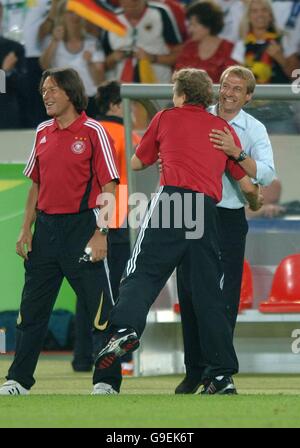 Deutschlands Trainer Jurgen Klinsmann (r) feiert den 3. Treffer Von Bastian Schweinsteiger Stockfoto