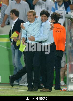 Fußball - FIFA Fußball-Weltmeisterschaft 2006 Deutschland - 3. Platz Play-Off - Deutschland gegen Portugal - Gottlieb-Daimler-Stadion. Deutschlands Trainer Jürgen Klinsmann feiert beim Schlusspfiff mit seinem Assistenten Joachim Loew Stockfoto