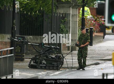 Ein Experte für die Entsorgung von Armeebomben verlegt den Roboter in die Nähe der Westgate Road Polizeistation in Newcastle. Stockfoto