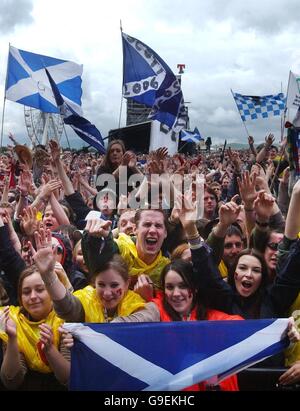 Fans beobachten die Verkünder auf dem Main Stageat The T im Park Musikfestival in Balado, Schottland. Stockfoto