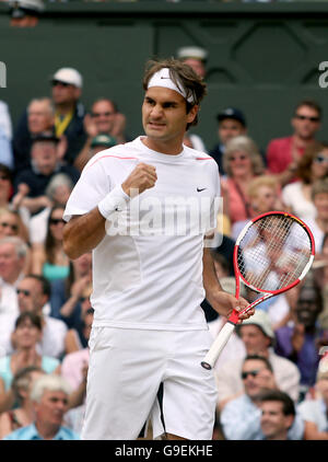 Der Schweizer Roger Federer feiert während seines Spiels einen Siegpunkt Gegen den spanischen Rafael Nadal Stockfoto