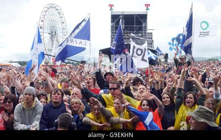 Fans genießen die schottische Band der Verkünder spielen auf der Hauptbühne im T im Park Music Festival in Balado, Schottland. Stockfoto