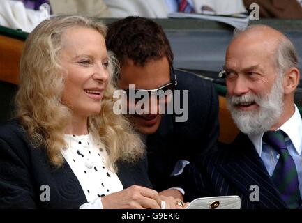 Prinz und Prinzessin Michael von Kent mit ihrem Sohn Freddie Windsor in der Royal Box in Wimbledon während des Men's Singles Finales. Stockfoto