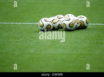 Fußball - FIFA Fußball-Weltmeisterschaft Deutschland 2006 - Finale - Italien gegen Frankreich - Olympiastadion - Berlin. Offizielle Matchaballs Stockfoto