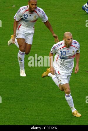 Fußball - FIFA Fußball-Weltmeisterschaft Deutschland 2006 - Finale - Italien gegen Frankreich - Olympiastadion - Berlin. Der französische Zinedine Zidane feiert sein Ziel Stockfoto