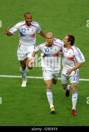 Der französische Zinedine Zidane feiert sein Ziel mit Franck Ribery und Thierry Henry Stockfoto