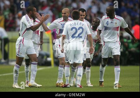 Der französische Zinedine Zidane feiert sein frühes Tor aus der Strafe Spot Stockfoto