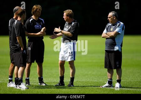 Portsmouth-Manager Harry Redknapp (Mitte) und sein neuer Assistent Tony Adams (Dritter von links) während eines Trainings auf dem Wellington Sports Ground in der Nähe von Southampton. Stockfoto