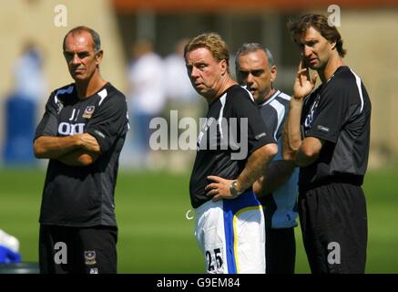 Portsmouth-Manager Harry Redknapp (Mitte) mit seinem neuen Assistenten Tony Adams (rechts), Trainer Joe Jordan (links) und Technikdirektor Avram Grant während eines Trainings auf dem Wellington Sports Ground in der Nähe von Southampton. Stockfoto