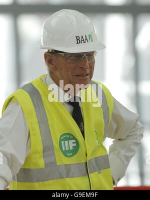 Der Herzog von Edinburgh während einer Tour durch neue Flughäfen Heathrow Terminal 5. Stockfoto