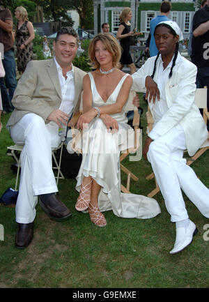 Jonathan Phang, Paula Hamilton und Jay Alexander bei einer Party, um Living TV's Suche nach dem nächsten UK Supermodel im Debenham House, London, zu starten. Bilddatum: Mittwoch, 12. Juli 2006. PRESSEVERBAND Foto: Bildnachweis sollte lauten: Ian West/PA Stockfoto