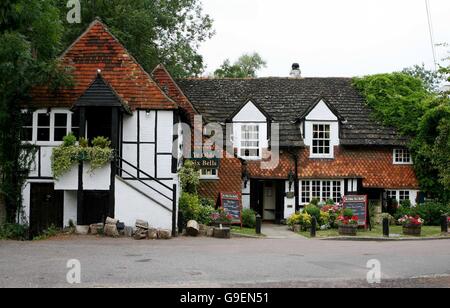 Einen Überblick über das Ye Olde sechs Glocken Public House in Horley, Surrey. Stockfoto