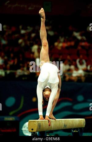 Olympische Spiele 2000 in Sydney - Gymnastik - Event der Frauenmannschaft. Die russische Jekaterina Lobazniouk tritt am Balken auf Stockfoto