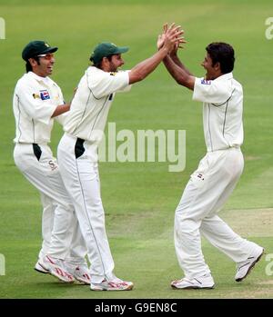 Der pakistanische Abdul Razzaq (rechts) feiert mit Shahid Afridi, nachdem er am ersten Tag des ersten npower-Test-Spiels auf Lord's Cricket Ground, London, das Wicket des englischen Kevin Pietersen lbw für 21 Läufe übernommen hat. Stockfoto