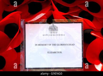Ein Kranz, der von der britischen Königin Elisabeth II. In der St. Mary's Church, Great Bircham, Norfolk, gelegt wurde, um den 60. Jahrestag der Enthüllung des ersten Opferkreuzes zu begehen, das nach dem Zweiten Weltkrieg vollendet werden soll. Stockfoto