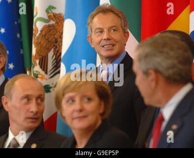 Großbritanniens Premierminister Tony Blair posiert für ein Familienfoto mit dem russischen Präsidenten Wladimir Putin, Bundeskanzlerin Angela Merkel, US-Präsident George W. Bush und anderen geladenen internationalen Führern während des G8-Gipfels in St. Petersburg, Russland. Stockfoto