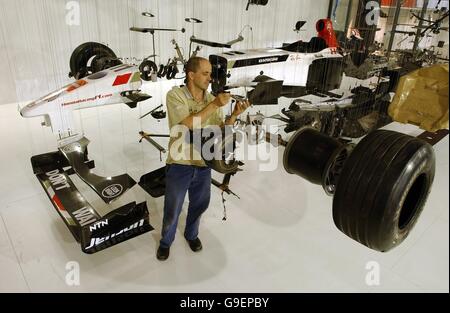 Paul Veroude bringt den letzten Schliff seiner Arbeit, "View Suspended", eine explodierte Ansicht eines Honda Racing Formel-1-Autos, auf der British International Motor Show in Excel, East London. Stockfoto