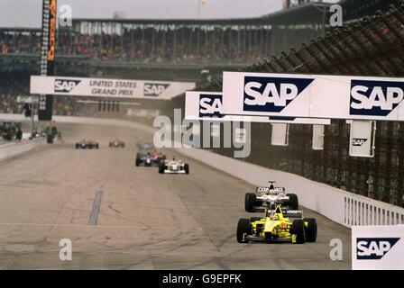 Heinz Harald Frentzen führt Ralf Schumacher auf seinem Weg dorthin Dritter Platz Stockfoto