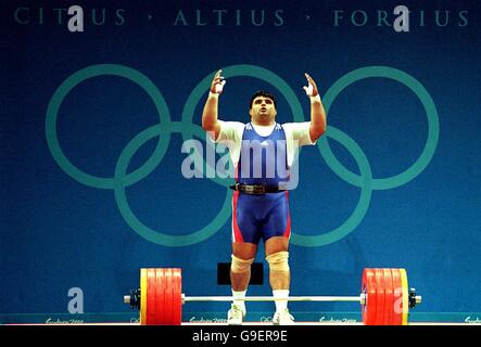 Olympische Spiele 2000 in Sydney - Gewichtheben - 105 kg für Männer. Hossein Rezazadeh, der Iraner, betet vor dem Heben Stockfoto