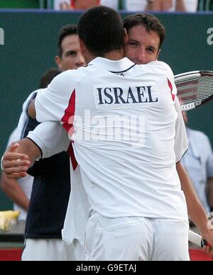 Der israelische Andy RAM feiert mit seinem Teamkollegen Johnathan Erlich (gegen den anderen), nachdem er die Briten Andy Murray und Jamie Delgado im Davis-Cup-Doppelspiel im Devonshire Park, Eastbourne, besiegt hat. Stockfoto
