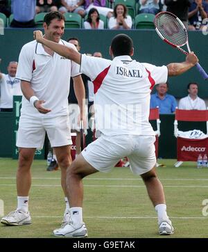 Der israelische Andy RAM feiert mit seinem Teamkollegen Johnathan Erlich (gegen den anderen), nachdem er die Briten Andy Murray und Jamie Delgado im Davis-Cup-Doppelspiel im Devonshire Park, Eastbourne, besiegt hat. Stockfoto