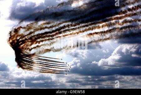 Die roten Pfeile während ihrer Ausstellung auf der Farnborough Airshow. Stockfoto