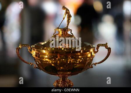 Der Ryder Cup wird im Kaufhaus Brown Thomas in Dublin vor dem Ryder Cup 2006 im K Club in Co. Kildare im September ausgestellt. Stockfoto