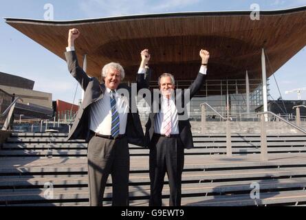Der erste Minister Rhodri Morgan (links) und der walisische Sekretär Peter Hain feiern die Unterzeichnung des Gesetzentwurfs der Regierung von Wales auf den Stufen des Senedd-Gebäudes der Versammlung in Cardiff Bay. Stockfoto