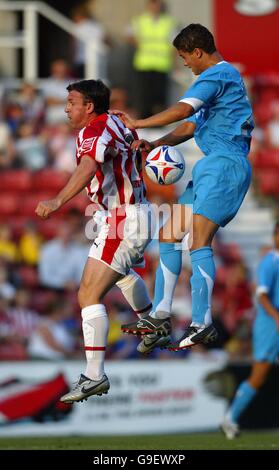 Dave Brammer von Stoke City und der Ibrahaim Afellay-Kampf des PSV Eindhoven Für den Ball Stockfoto