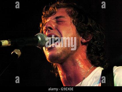 Der britische Singer-Songwriter James Morrison tritt in der Bush Hall im Westen Londons auf, Shepherds Bush. Stockfoto