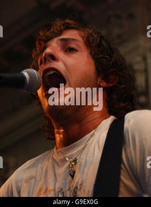 Der britische Singer-Songwriter James Morrison tritt in der Bush Hall im Westen Londons auf, Shepherds Bush. Stockfoto