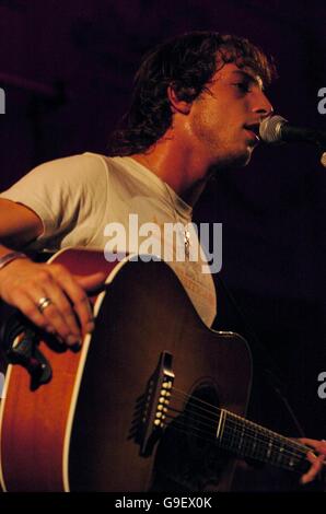 Der britische Singer-Songwriter James Morrison tritt in der Bush Hall im Westen Londons auf, Shepherds Bush. Stockfoto