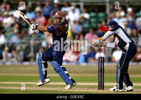 Cricket - NatWest Pro40 - Division Two - Surrey Brown Caps / Kent Spitfires - Guildford. Mark Butcher, Surrey Brown Caps Stockfoto